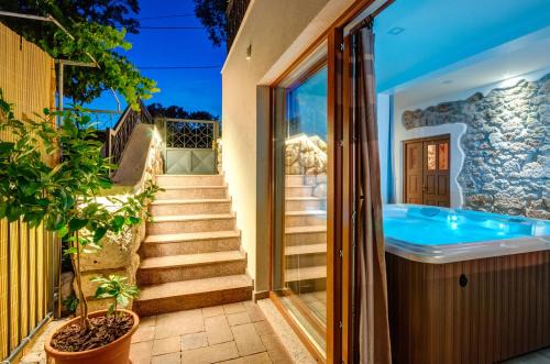 Villa Valentina - Luxurious holiday for 9 people with xxl pool and whirpool