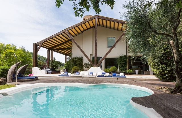 Villa Vallugola 8, Emma Villas