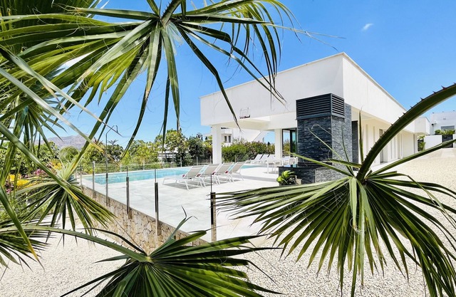 Villa Vermeer, superb villa for 8, private pool, only 10 minutes from beach !