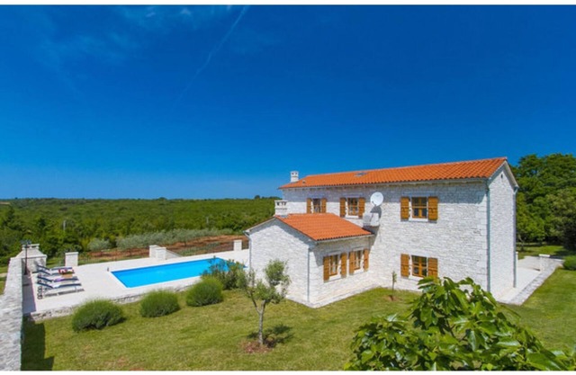 Villa Veronika Rebići with swimming pool 2 km from the beach