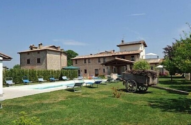 Villa Vezzosa C: Un acogedor apartamento que forma parte de una villa en el estilo característico de la campiña toscana.