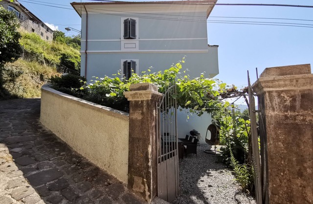 Villa Vico - Villa privada con vistas, jardín, piscina y jacuzzi