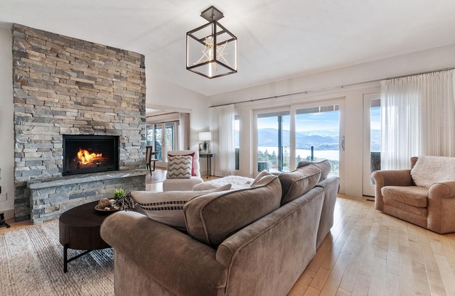 Villa Views, heated pool, private gardens and lakeview. 6 private suites!