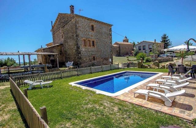 ¡Chalet rústico para 15, con piscina privada!