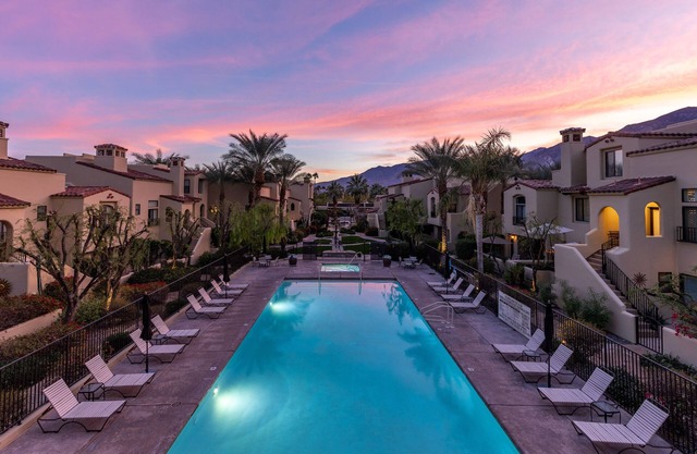 Villa Villorrio - Vibrant 2-Story Condo Near Downtown Palm Springs