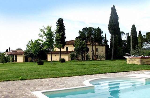 Villa Vinacciolo: una agradable y espaciosa villa de dos pisos rodeada de vegetación.