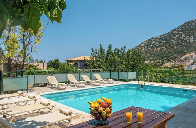 Villa Vlychada w. Pool, Jacuzzi & Sea Views - 4BR