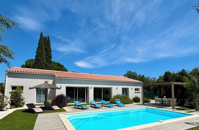 Villa with heated pool, 3 suites overlooking the Albères massif.