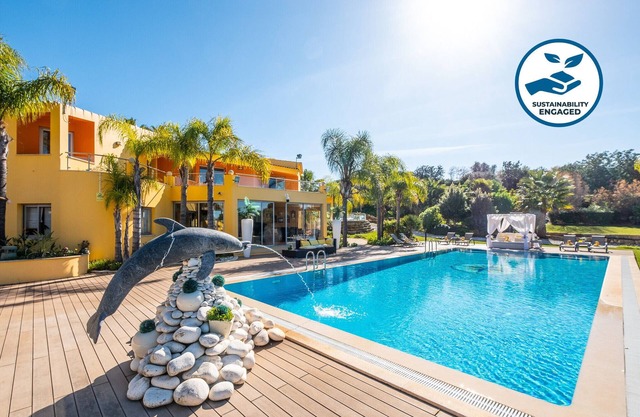 Villa w/ pool, BBQ, sea view & private annex