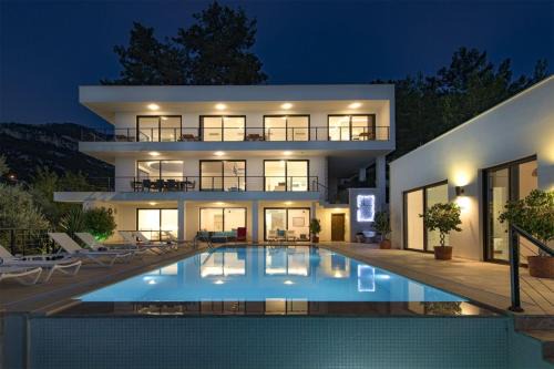Villa White House