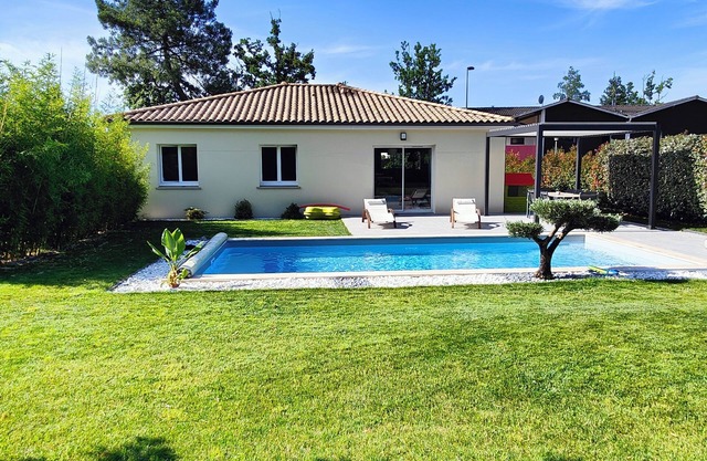 Villa with swimming pool between Bordeaux and the ocean