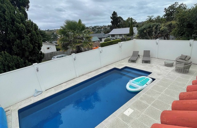 Villa Wisteria - Private home with stunning pool, 3 minutes to public transport!