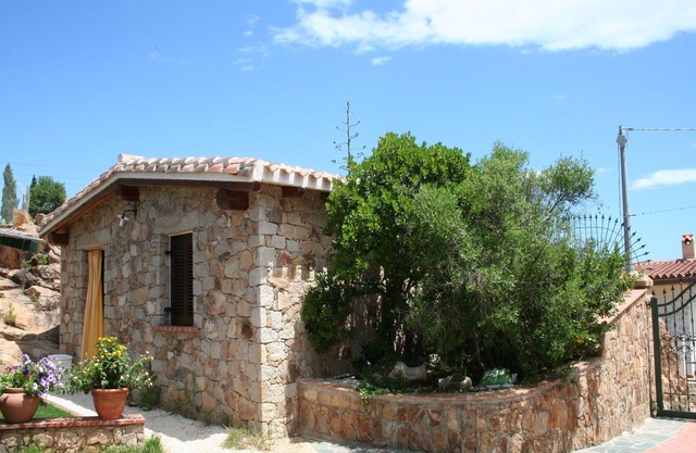 Villa with exclusive garden, 240 meters from the beach, sea and mountain views.