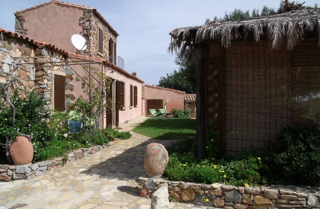 Villa en entu inmerso en el mar y una amplia vista del mar.