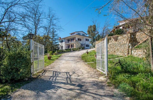 Villa con 2 amplios apartamentos para 2 x 7 personas y piscina cerca de Pisa y el mar.