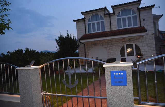 VILLA con 3 habitaciones de lujo en alquiler con cocina y lavandería. en la carretera principal