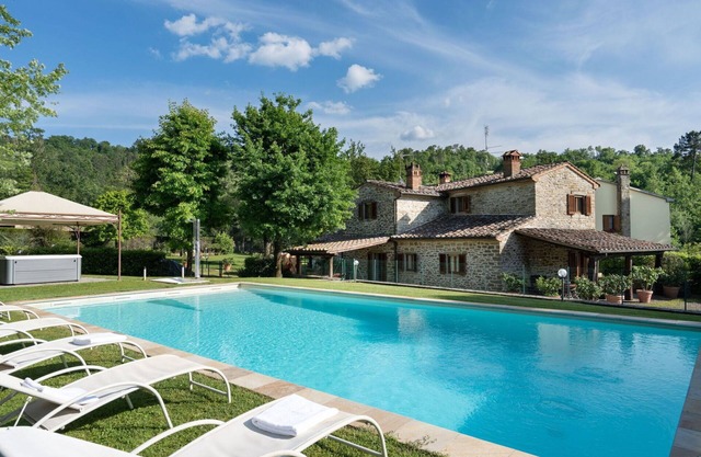 Preciosa casa de vacaciones con piscina privada, jacuzzi, A/C, WIFI, TV, patio, cerca de Arezzo