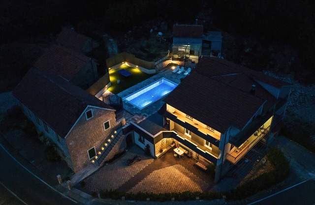 Villa with a heated private pool, parking, BBQ...