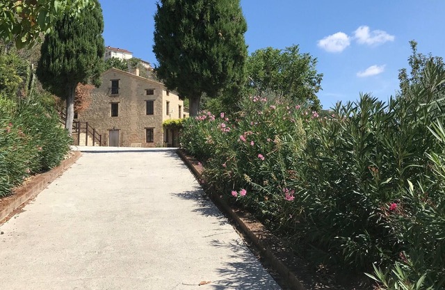 5 minutos a pie hasta el pueblo, esta villa de 6 dormitorios tiene piscina privada y wi-fi