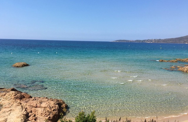 Casa de vacaciones independiente con un gran jardín, a 300 m de la playa de arena.