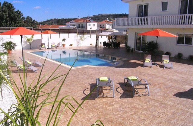 Villa con increíble piscina infinita de 10 mx 5 m, wifi gratis, en un pueblo tranquilo.