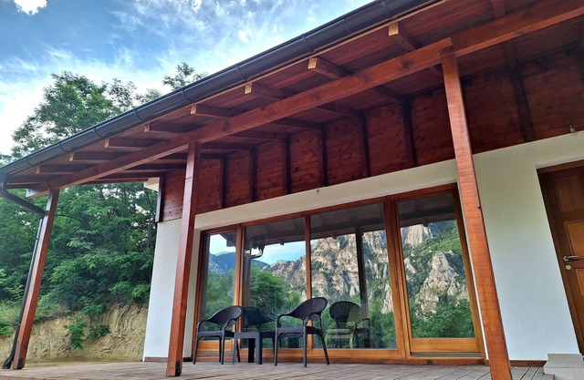 Villa with amazing view of a mountain near Matka Canyon