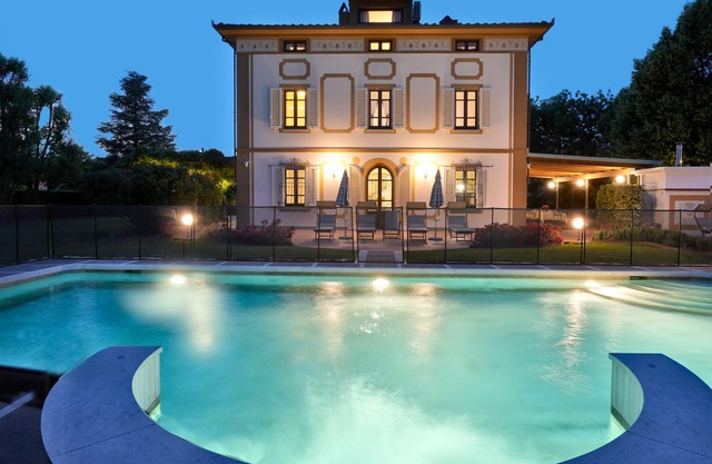 Villa con servicios de conserjería, piscina privada y climatizada y actividades gourmet.