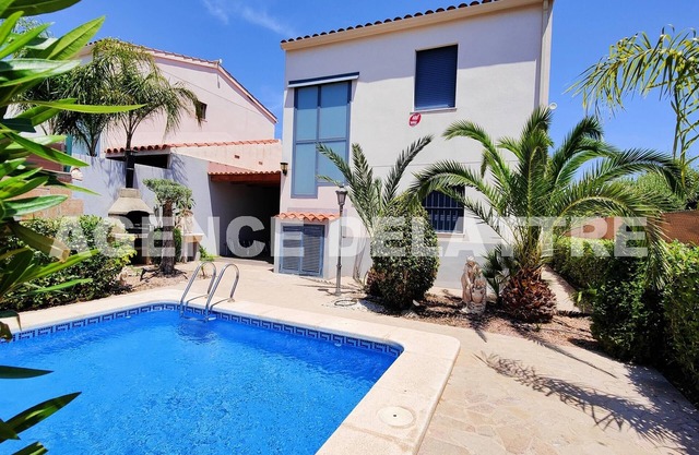 Villa con piscina privada, 3 dormitorios , 2 cuartos de baños