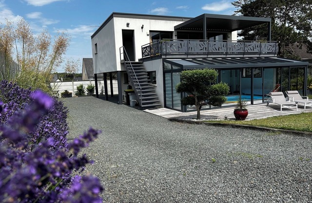 Villa con piscina cubierta climatizada.