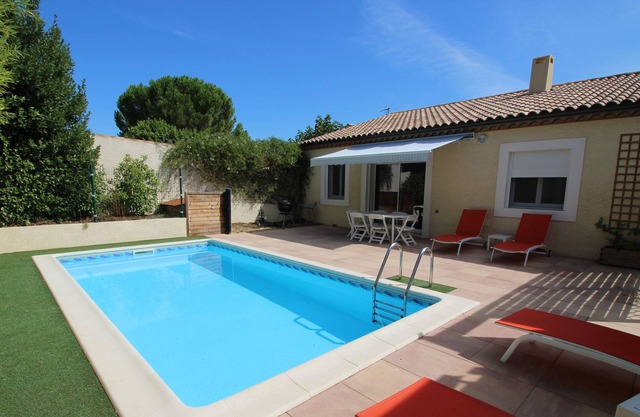 villa con piscina privada y jardín