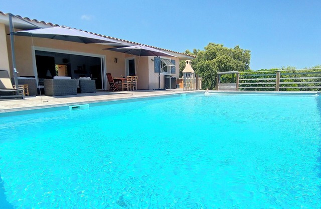 Villa con piscina privada y vistas panorámicas al mar ya la montaña.