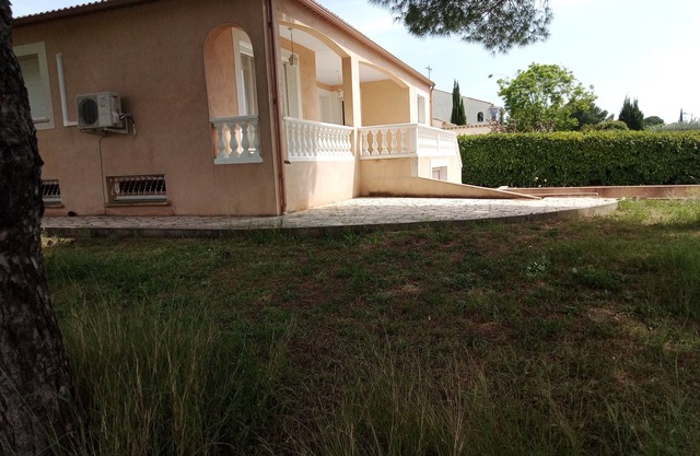 Villa with garden and barbecue between beaches and scrubland