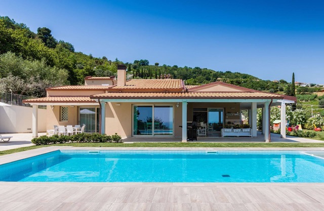 Villa with heated pool and wellness area, just 10 minutes from the beach of San Benedetto del Tronto