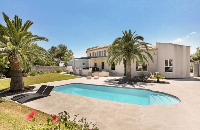 Villa with heated pool in a privileged setting