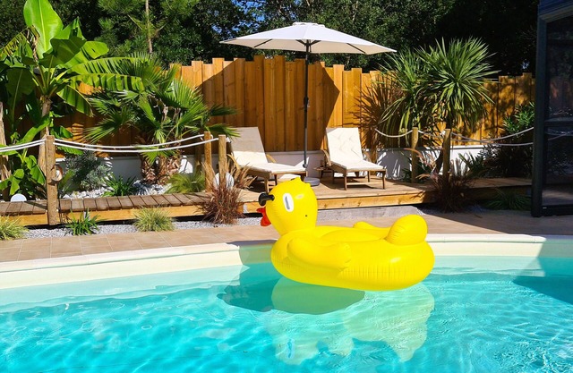 Casa de vacaciones con piscina cubierta en una ubicación fantástica, a solo 350 metros a pie de la playa.