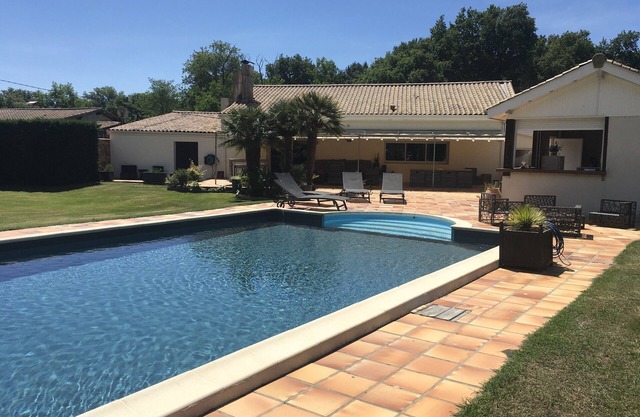 VILLA CON PISCINA CLIMATIZADA