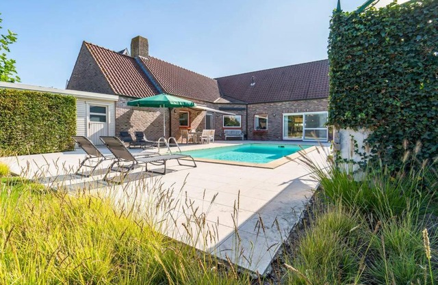 Villa with heated swimming pool, sauna and garden
