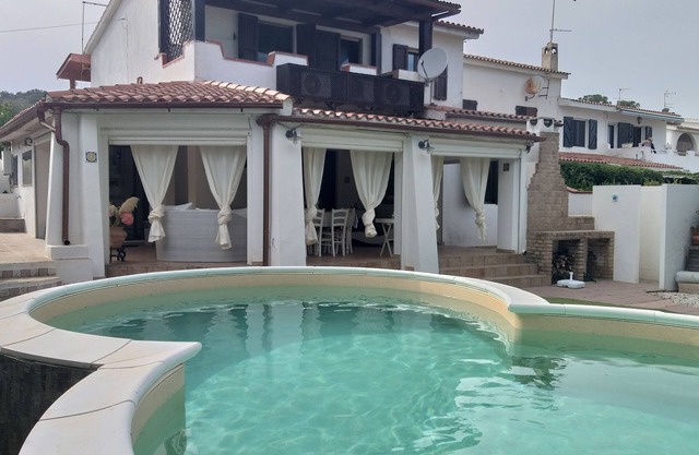 Elegante villa con hermosa terraza cubierta y piscina a menos de 200 metros. del mar y 1 km. de Pula: con ama de llaves.