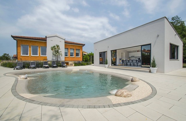 Villa con piscina de hidromasajes Para niños.