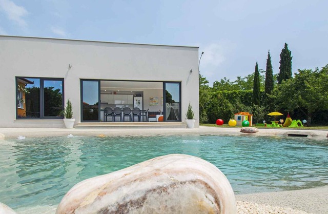 Casa vacacional con piscina de hidromasaje y parque infantil