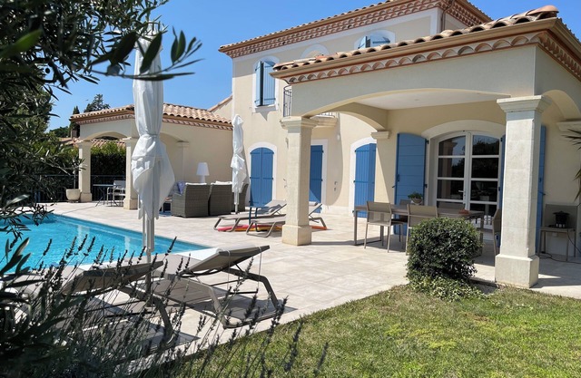 Villa with infinity pool, 15 minutes from the sea!