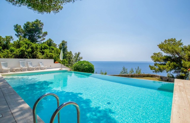 Villa con acceso al mar y piscina infinita