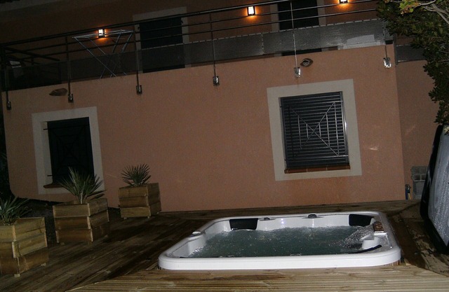 VILLA CON JACUZZI Y ESTUDIO. PARA 10 PERSONAS CERCA mié