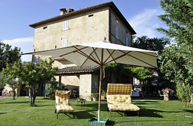 Villa con gran jardín con pequeña piscina fuera del suelo 395x265x125h