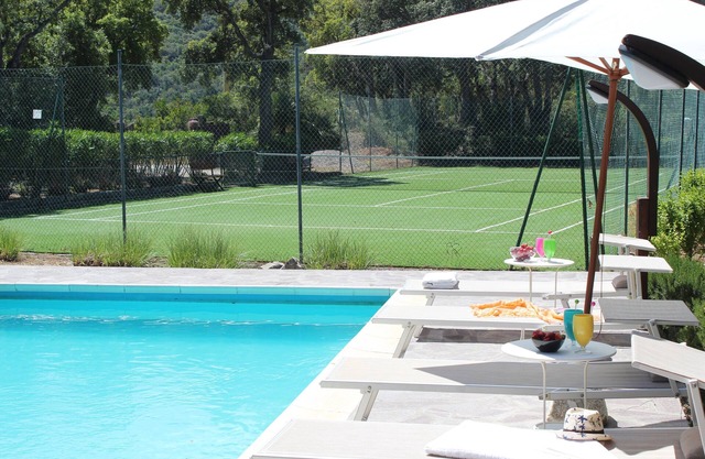 villa independiente con piscina privada, tenis, jardín y a 5min de la playa