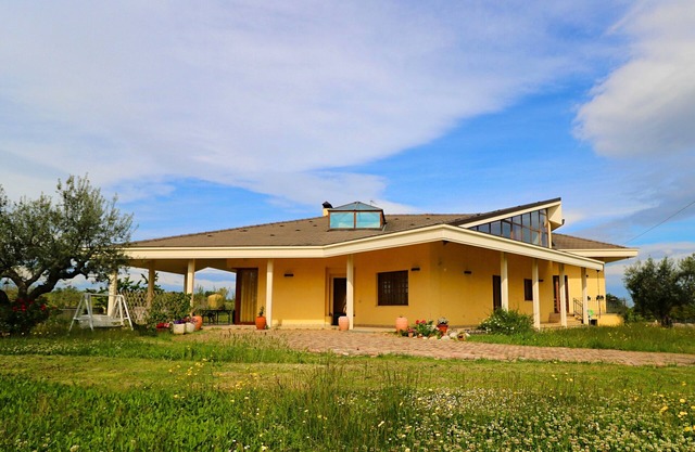 Villa con gran jardín a 10 minutos de la playa.
