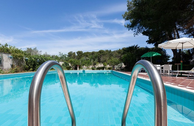 Villa con gran piscina y hermoso jardín, 4 dormitorios, 3 baños, m215