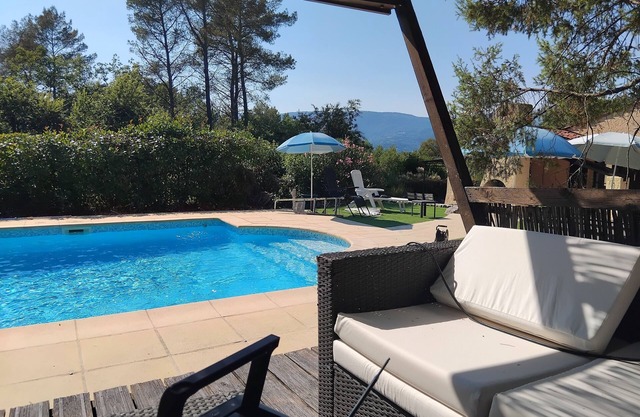 Villa familiar con gran piscina, amplios jardines e internet.