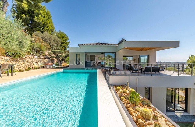 Casa con piscina climatizada, magnifica vista a 5km de las playas de Sanary