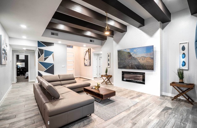 VILLA WITH MASTER SUITE CLOSE TO SHOPPING 4 BR 3BA